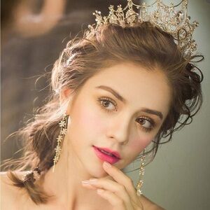 Elegant Gold Tiara with Crystal Accents